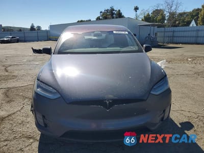 Piąte zdjęcie samochodu w środku: 2017 TESLA MODEL X VIN:5YJXCBE28HF040187 - miniatura