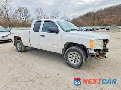 Czwarte zdjęcie samochodu z boku: 2011 CHEVROLET SILVERADO K1500 LS VIN:1GCRKREA2BZ445006 - miniatura