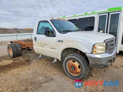 Czwarte zdjęcie samochodu z boku: 2004 FORD F550 SUPER DUTY VIN:1FDAF57PX4EB46977 - miniatura