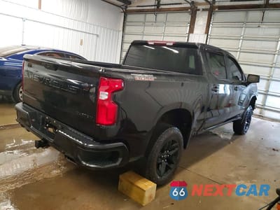 Trzecie zdjęcie samochodu z tyłu: 2021 CHEVROLET SILVERADO K1500 TRAIL BOSS CUSTOM VIN:1GCPYCEL1MZ349794 - miniatura