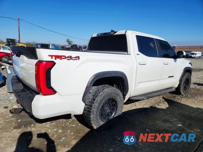 Trzecie zdjęcie samochodu z tyłu: 2024 TOYOTA TUNDRA SR5 VIN:5TFLA5DB5RX165078 - miniatura