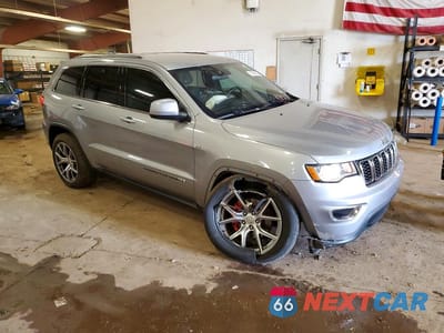 Czwarte zdjęcie samochodu z boku: 2018 JEEP GRAND CHEROKEE LAREDO VIN:1C4RJFAG8JC267745 - miniatura