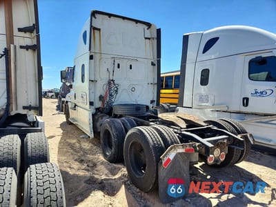 Trzecie zdjęcie samochodu z tyłu: 2018 FREIGHTLINER CASCADIA 125 SEMI TRUCK VIN:3AKJGLDR2JDJU7223 - miniatura