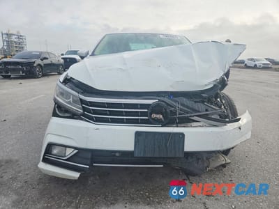 Piąte zdjęcie samochodu w środku: 2016 VOLKSWAGEN PASSAT SE VIN:1VWBT7A30GC067415 - miniatura