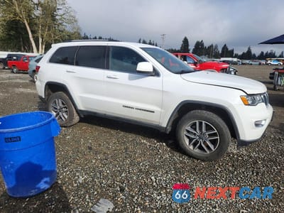 Czwarte zdjęcie samochodu z boku: 2020 JEEP GRAND CHEROKEE LAREDO VIN:1C4RJFAG4LC267843 - miniatura