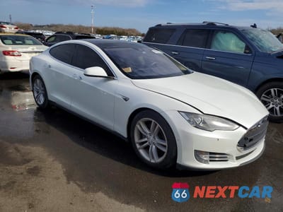 Czwarte zdjęcie samochodu z boku: 2015 TESLA MODEL S 85D VIN:5YJSA1H22FF095883 - miniatura