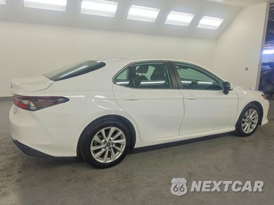 Trzecie zdjęcie samochodu z tyłu: 2022 TOYOTA CAMRY LE VIN:4T1C11AK0NU636901 - miniatura