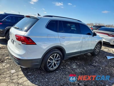 Trzecie zdjęcie samochodu z tyłu: 2019 VOLKSWAGEN TIGUAN SE VIN:3VV2B7AX7KM051701 - miniatura