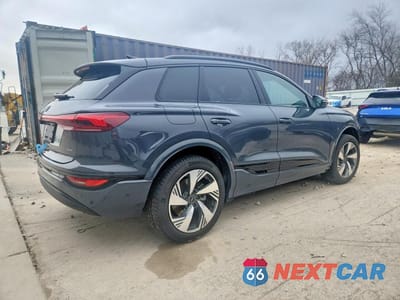 Trzecie zdjęcie samochodu z tyłu: 2025 AUDI Q6 E-TRON PREMIUM VIN:WA114BGFXSA044514 - miniatura