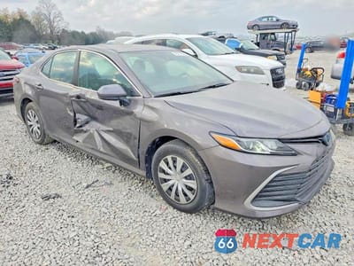 Czwarte zdjęcie samochodu z boku: 2023 TOYOTA CAMRY HYBRID LE VIN:4T1C31AK6PU609473 - miniatura
