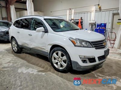 Czwarte zdjęcie samochodu z boku: 2017 CHEVROLET TRAVERSE LT VIN:1GNKVGKD4HJ226607 - miniatura