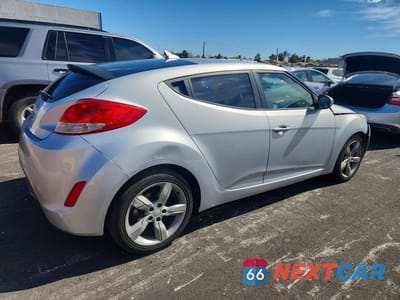 Trzecie zdjęcie samochodu z tyłu: 2013 HYUNDAI VELOSTER BASE VIN:KMHTC6AD2DU146872 - miniatura