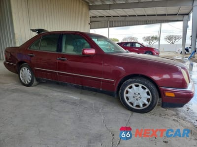 Czwarte zdjęcie samochodu z boku: 1999 MERCEDES-BENZ E 300TD VIN:WDBJF25H8XA825025 - miniatura