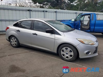 Czwarte zdjęcie samochodu z boku: 2014 FORD FOCUS S VIN:1FADP3E27EL302115 - miniatura