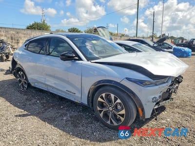 Czwarte zdjęcie samochodu z boku: 2023 FORD MUSTANG MACH-E PREMIUM VIN:3FMTK3SU5PMA83632 - miniatura