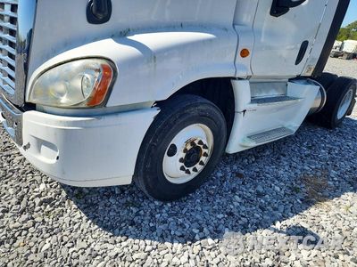 Zdjęcie 9 z 10 samochodu: 2014 FREIGHTLINER CASCADIA SEMI TRUCK VIN:1FUBGEDV0ELFT4298 - miniatura