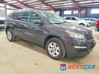 Czwarte zdjęcie samochodu z boku: 2016 CHEVROLET TRAVERSE LS VIN:1GNKVFED6GJ165880 - miniatura