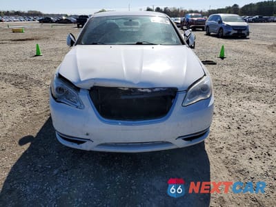 Piąte zdjęcie samochodu w środku: 2013 CHRYSLER 200 LX VIN:1C3CCBAB2DN691948 - miniatura