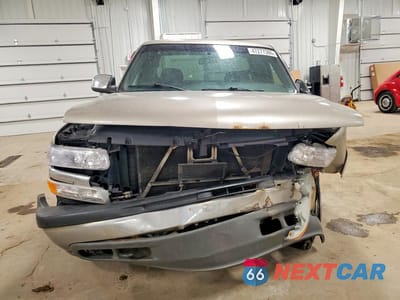 Piąte zdjęcie samochodu w środku: 2001 CHEVROLET SILVERADO K1500 VIN:1GCEK19T71E121793 - miniatura