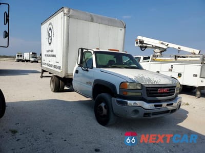 Czwarte zdjęcie samochodu z boku: 2007 GMC NEW SIERRA C3500 VIN:1GDJC34D87E150800 - miniatura