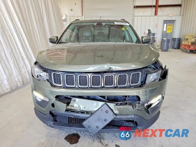 Piąte zdjęcie samochodu w środku: 2017 JEEP COMPASS LATITUDE VIN:3C4NJDBB2HT646941 - miniatura