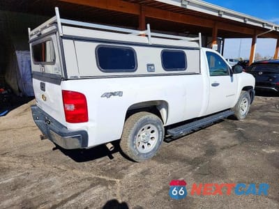 Trzecie zdjęcie samochodu z tyłu: 2011 CHEVROLET SILVERADO K1500 VIN:1GCNKPEA0BZ322243 - miniatura