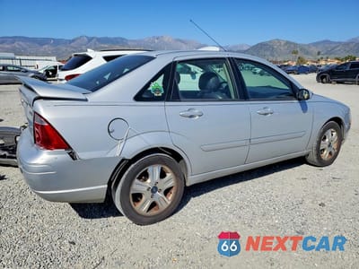 Trzecie zdjęcie samochodu z tyłu: 2005 FORD FOCUS ZX4 ST VIN:1FAHP38Z05W234765 - miniatura