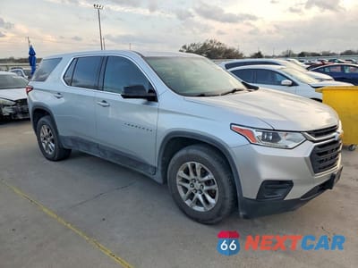 Czwarte zdjęcie samochodu z boku: 2020 CHEVROLET TRAVERSE LS VIN:1GNERFKW3LJ204586 - miniatura