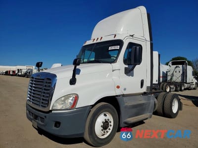 Drugie zdjęcie samochodu z przodu: 2016 FREIGHTLINER CASCADIA 1 - SEMI TRUCK VIN:1FUBGEDV2GLHC5753 - miniatura