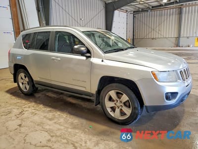 Czwarte zdjęcie samochodu z boku: 2013 JEEP COMPASS SPORT VIN:1C4NJDBB3DD249206 - miniatura