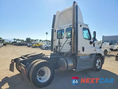 Czwarte zdjęcie samochodu z boku: 2016 FREIGHTLINER CASCADIA 1 - SEMI TRUCK VIN:1FUBGEDV2GLHC5753 - miniatura