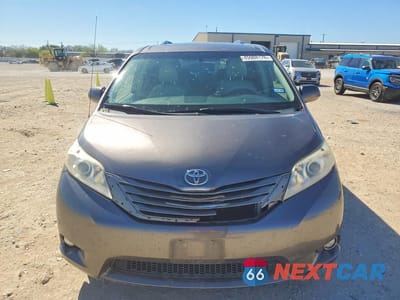 Piąte zdjęcie samochodu w środku: 2014 TOYOTA SIENNA XLE 8-PASSENGER VIN:5TDYK3DC8ES461177 - miniatura