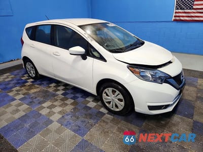 Czwarte zdjęcie samochodu z boku: 2018 NISSAN VERSA NOTE S VIN:3N1CE2CP7JL351966 - miniatura