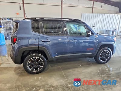 Trzecie zdjęcie samochodu z tyłu: 2023 JEEP RENEGADE TRAILHAWK VIN:ZACNJDC13PPP35085 - miniatura