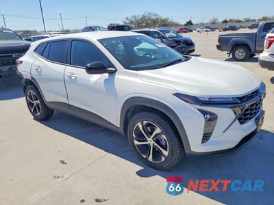 Czwarte zdjęcie samochodu z boku: 2024 CHEVROLET TRAX 1RS VIN:KL77LGE20RC174555 - miniatura