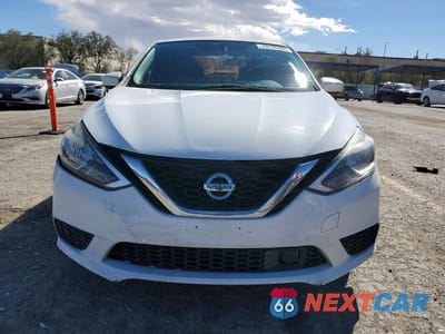 Piąte zdjęcie samochodu w środku: 2018 NISSAN SENTRA S VIN:3N1AB7AP0JY256572 - miniatura