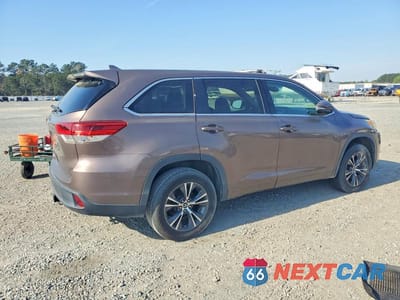 Trzecie zdjęcie samochodu z tyłu: 2017 TOYOTA HIGHLANDER LE PLUS VIN:5TDZZRFH7HS204947 - miniatura