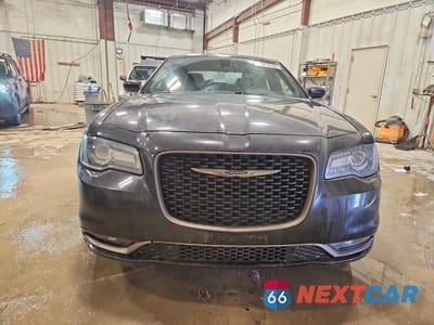 Piąte zdjęcie samochodu w środku: 2016 CHRYSLER 300 S VIN:2C3CCAGG3GH325006 - miniatura
