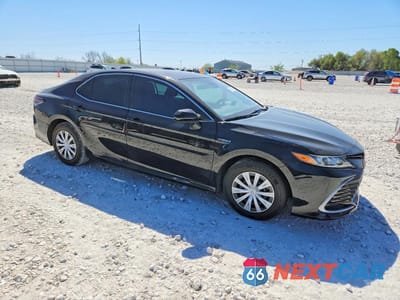 Czwarte zdjęcie samochodu z boku: 2021 TOYOTA CAMRY HYBRID LE VIN:4T1C31AKXMU565263 - miniatura