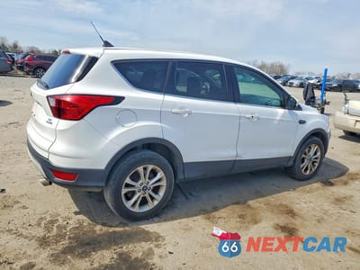 Trzecie zdjęcie samochodu z tyłu: 2019 FORD ESCAPE SE VIN:1FMCU9G97KUC08667 - miniatura