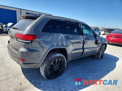 Trzecie zdjęcie samochodu z tyłu: 2022 JEEP GRAND CHEROKEE LAREDO E VIN:1C4RJFAG7NC121004 - miniatura