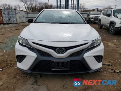 Piąte zdjęcie samochodu w środku: 2020 TOYOTA CAMRY SE NIGHTSHADE VIN:4T1G11AK3LU389520 - miniatura