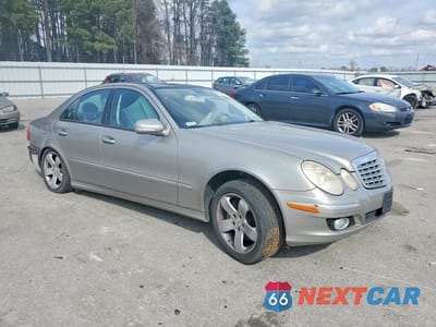 Czwarte zdjęcie samochodu z boku: 2007 MERCEDES-BENZ E 550 VIN:WDBUF72X07A984305 - miniatura