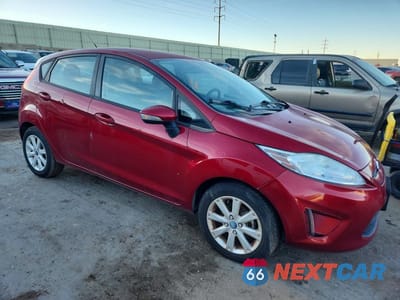 Czwarte zdjęcie samochodu z boku: 2013 FORD FIESTA VIN:3FADP4EJ1DM205390 - miniatura