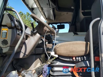 Piąte zdjęcie samochodu w środku: 2017 VOLVO VNL SEMI TRUCK VIN:4V4NC9EH9HN978354 - miniatura