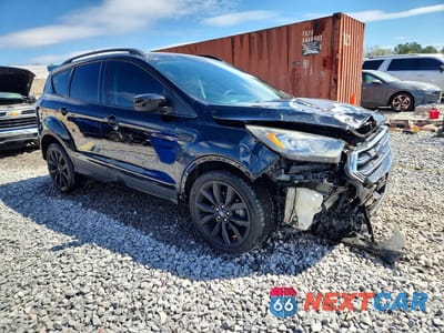 Czwarte zdjęcie samochodu z boku: 2018 FORD ESCAPE SE VIN:1FMCU0GD9JUC26876 - miniatura