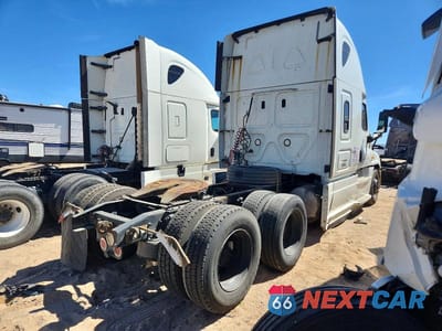 Czwarte zdjęcie samochodu z boku: 2018 FREIGHTLINER CASCADIA 125 SEMI TRUCK VIN:3AKJGLDR2JDJU7223 - miniatura