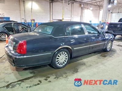 Trzecie zdjęcie samochodu z tyłu: 2003 LINCOLN TOWN CAR SIGNATURE VIN:1LNHM82W33Y632368 - miniatura