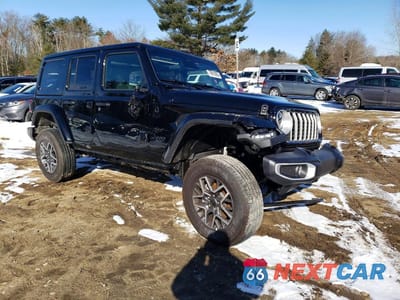 Czwarte zdjęcie samochodu z boku: 2026 JEEP WRANGLER SAHARA VIN:1C4PJXENXTW185751 - miniatura