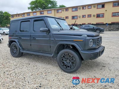 Czwarte zdjęcie samochodu z boku: 2025 MERCEDES-BENZ G 580E VIN:W1NWM0AB3SX039800 - miniatura
